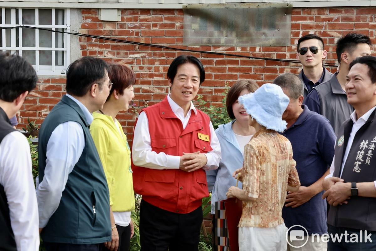 賴清德總統親切與居民交流，關心災後生活重建進度，承諾中央將全力支援地方復原。 圖：台南市政府提供