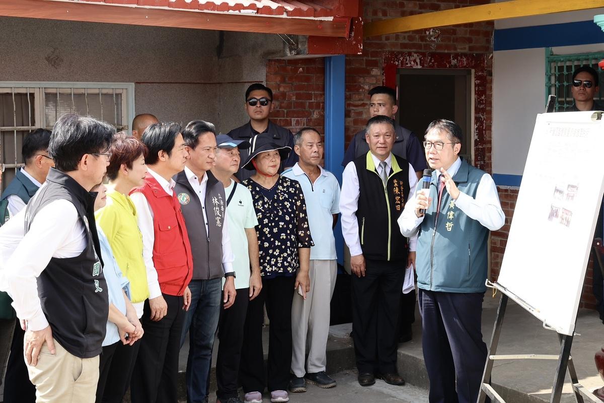 總統賴清德在市長黃偉哲陪同下前往新營區五間厝視察災後修繕情形，聽取市府團隊現場簡報，瞭解屋損修復進度。 圖：台南市政府提供