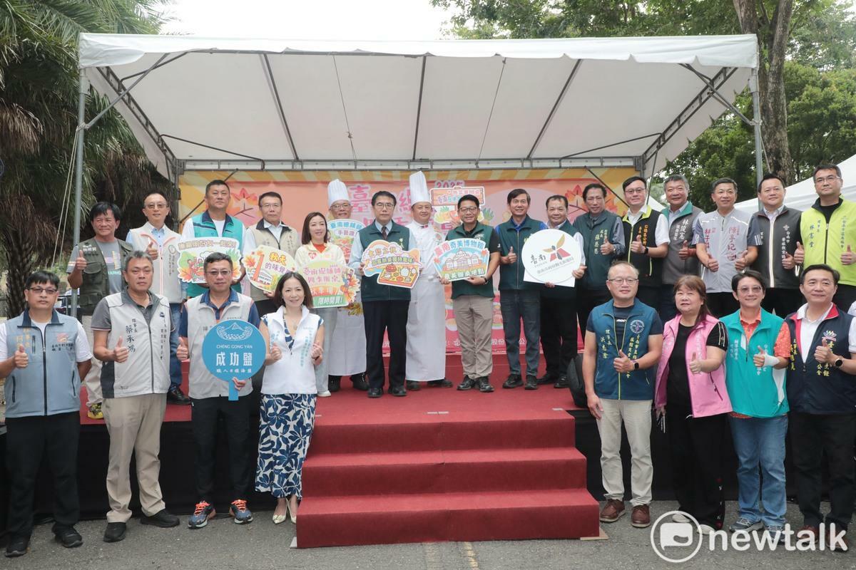 「2025臺南總舖師四季辦桌秋季場」在奇美博物館盛大登場，市長黃偉哲親自出席與來自全臺的饕客齊聚一堂，在「秋之盛宴」主題氛圍中，共享融合在地食材與文化美學的極致辦桌饗宴。 圖：台南市政府／提供