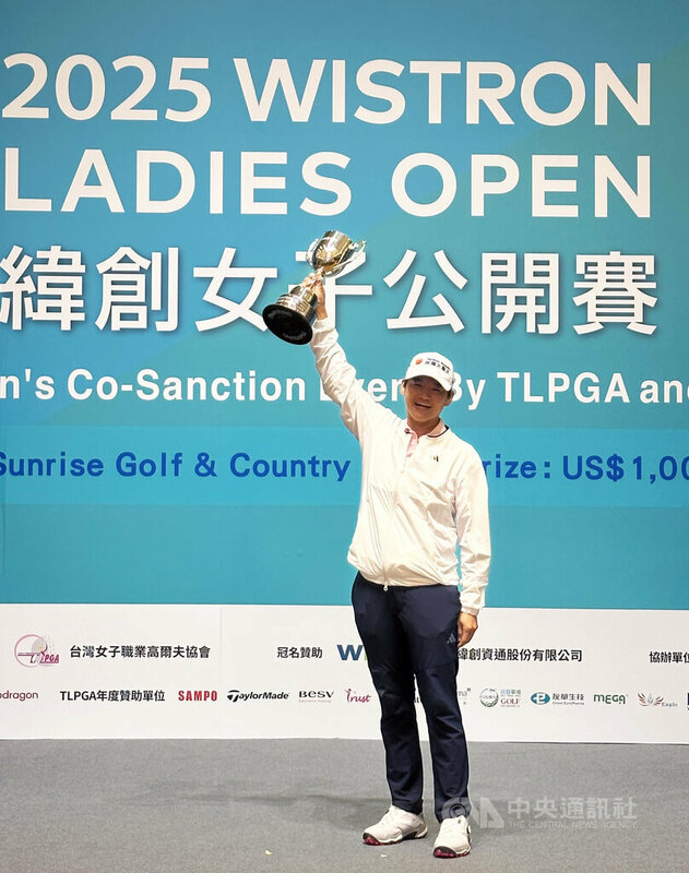 2025緯創女子公開賽是台灣女子職業高爾夫協會（TLPGA）與歐洲女子巡迴賽（LET）共同認證的比賽，「微笑球后」曾雅妮（圖）26日順利以4桿差距奪冠。中央社記者黎建忠攝  114年10月26日