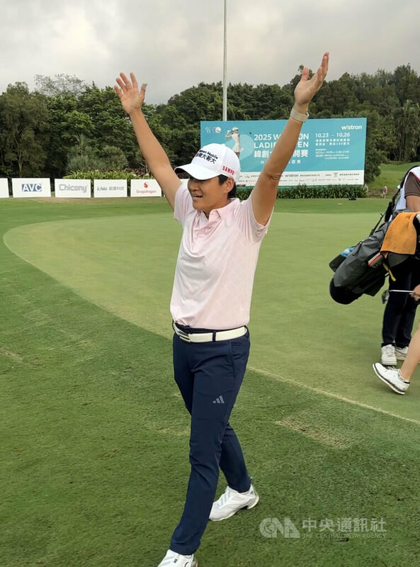 「微笑球后」曾雅妮（前）26日在TLPGA緯創女子公開賽最終回合繳出67桿，並以2天低於標準14桿的130桿，拿下自從2014年以來的職業賽冠軍，她賽後高舉雙手歡慶。中央社記者黎建忠攝  114年10月26日