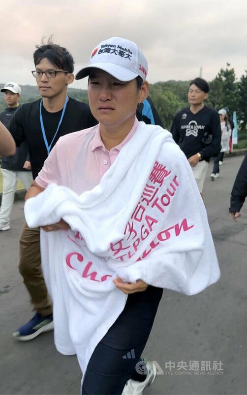 「微笑球后」曾雅妮（前）26日成功拿下緯創女子職業高爾夫公開賽冠軍盃，賽後忍不住淚崩，她說，「這10幾年確實不好走，但我從沒想過要放棄」，也感謝今天到場的球迷和家人。中央社記者黎建忠攝  114年10月26日