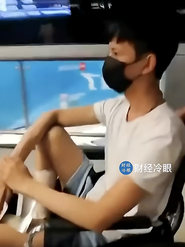 于朦朧在拍戲時摔斷腿的影片相繼流出，掀起網友另一陣討論。 圖：擷取自 財經冷眼影片