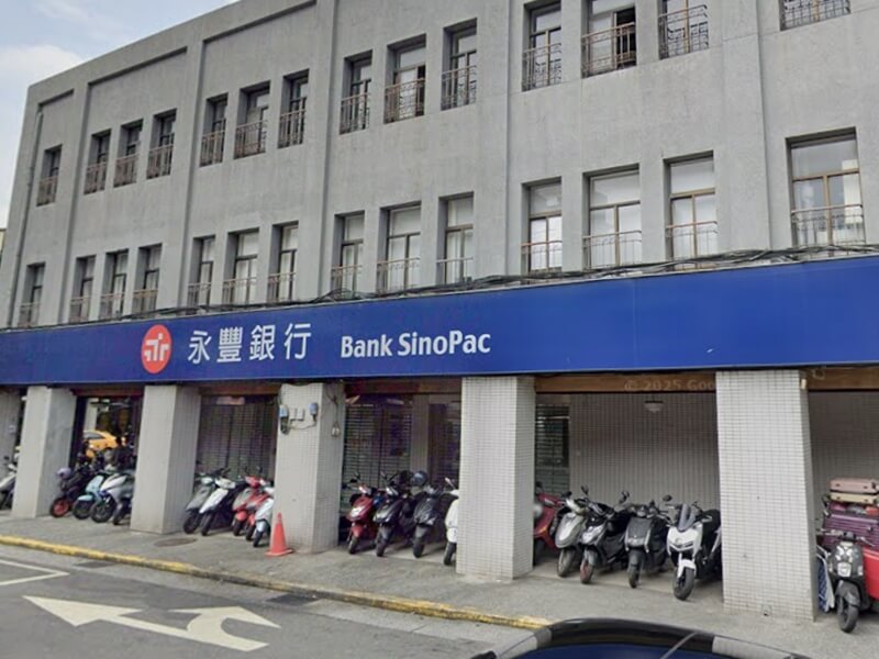 永豐銀行萬華分行林姓業務專員涉嫌於112年、113年間招攬有貸款需求的民眾，以不實資料向永豐銀行辦理信用貸款。（圖取自Google地圖網頁google.com/maps）