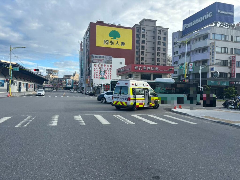 花蓮市國聯一路26日發生1起車禍，有1輛欲左轉的公車，疑似未注意行人穿越道上的男子，將人撞倒並卡在車底，男子傷勢嚴重，目前在醫院治療中。（花蓮縣警察局提供）中央社記者李先鳳傳真　114年10月27日