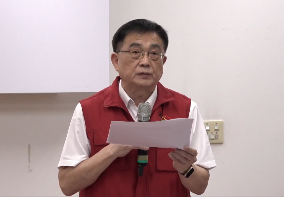 隨著非洲豬瘟疫情延燒，台中市農業局前後說法不一，局長張敬昌坦承王姓獸醫佐未到現場，並強調「獸醫佐」與「獸醫師」意思是一樣的。 圖：翻攝自中央前進應變所直播畫面