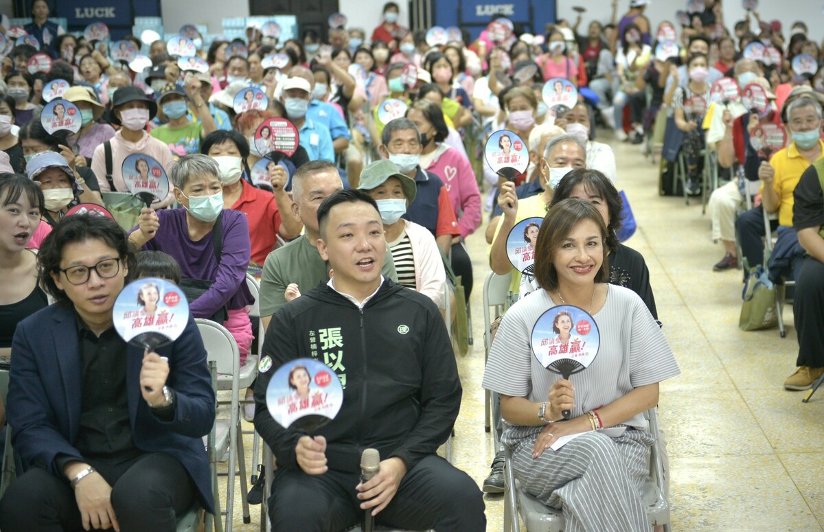 邱議瑩(前排左三)攜手張以理(前排左二)在左營舉辦問政說明會，宣示高雄安居願景。 圖：邱議瑩競選總部/提供