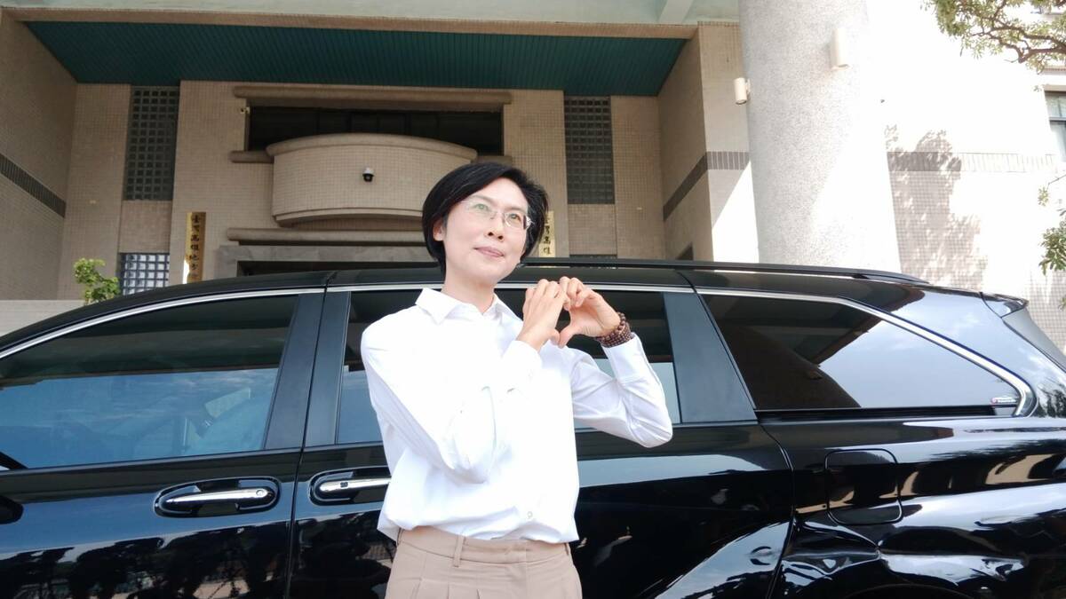林岱樺首次就助理費案在高雄地方法院應訊，搭乘座車離開法院前向媒體比出愛心。 圖：孫家銘攝