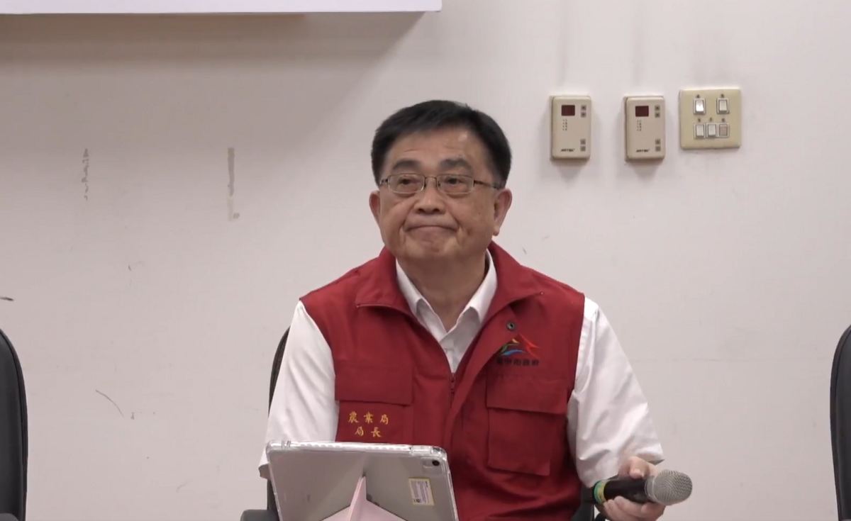 今農業局長張敬昌透露其王姓獸醫佐從未到場，投藥完全由豬農自行決定。 圖：翻攝自直播畫面