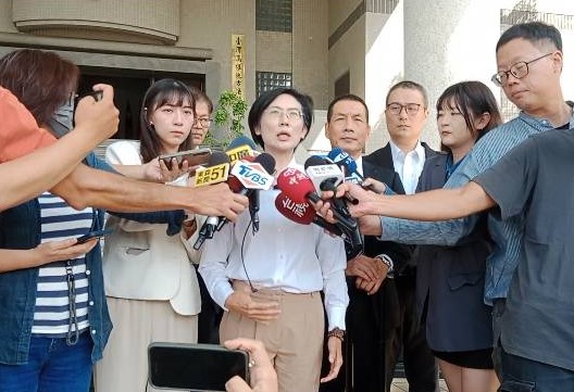 林岱樺(中)表示在助理費案高雄地院準備庭上，檢方態度傲慢，讓程序精神蕩然無存。 圖：孫家銘 / 攝（資料照）