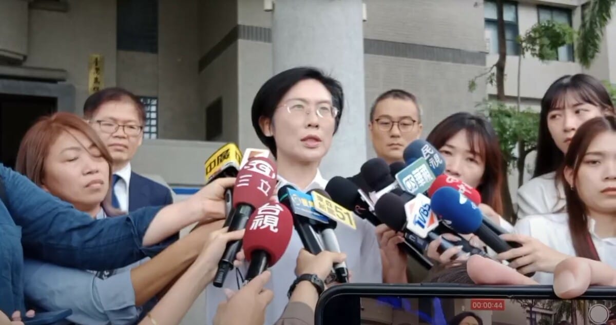 高雄地院27日上午針對民進黨立委林岱樺所涉助理費案，召開程序準備庭，林岱樺在律師陪同下出庭。 圖：孫家銘/攝
