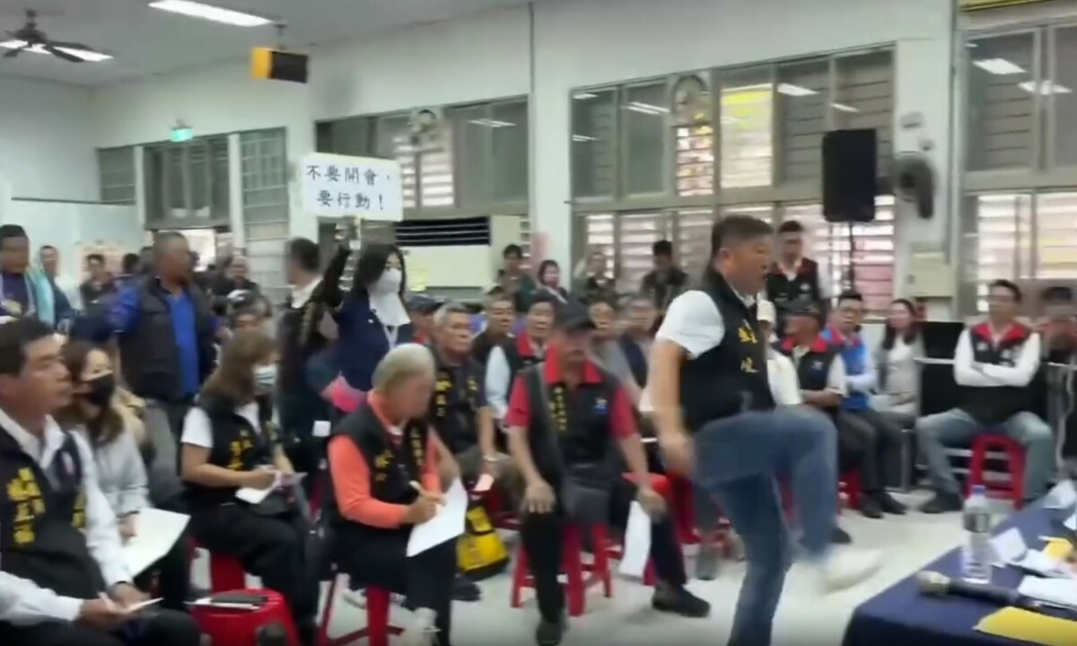 傅崐萁召開重建座談會，但未邀請附近居民和議長張峻。張峻直接率隊衝入會場踹桌。 圖：翻攝自threads
