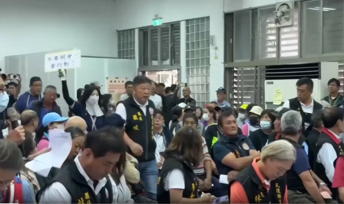 傅崐萁召開重建座談會，但未邀請附近居民和議長張峻。張峻直接率隊衝入會場踹桌。 圖：翻攝自threads