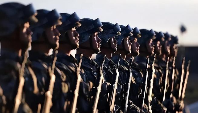 美國海軍退役軍官、軍事專家湯瑪斯・舒加特（Thomas Shugart）的分析指出，中國軍隊過去 20 年快速推進軍事現代化，相較 15 年前美軍曾擁有的明顯優勢，目前中美兩軍之間的軍力差距已不再如過去懸殊。 圖:翻攝自網易