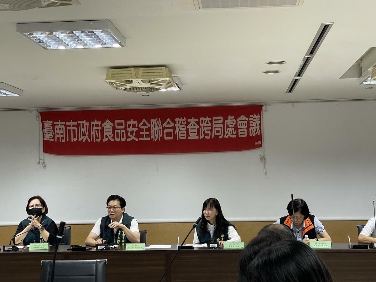 因應近期國內傳出的非洲豬瘟疫情，台南市政府今（27）日由副秘書長徐健麟（左二）主持召開食安會議，強化後市場及餐桌端管理。 圖；台南市政府提供