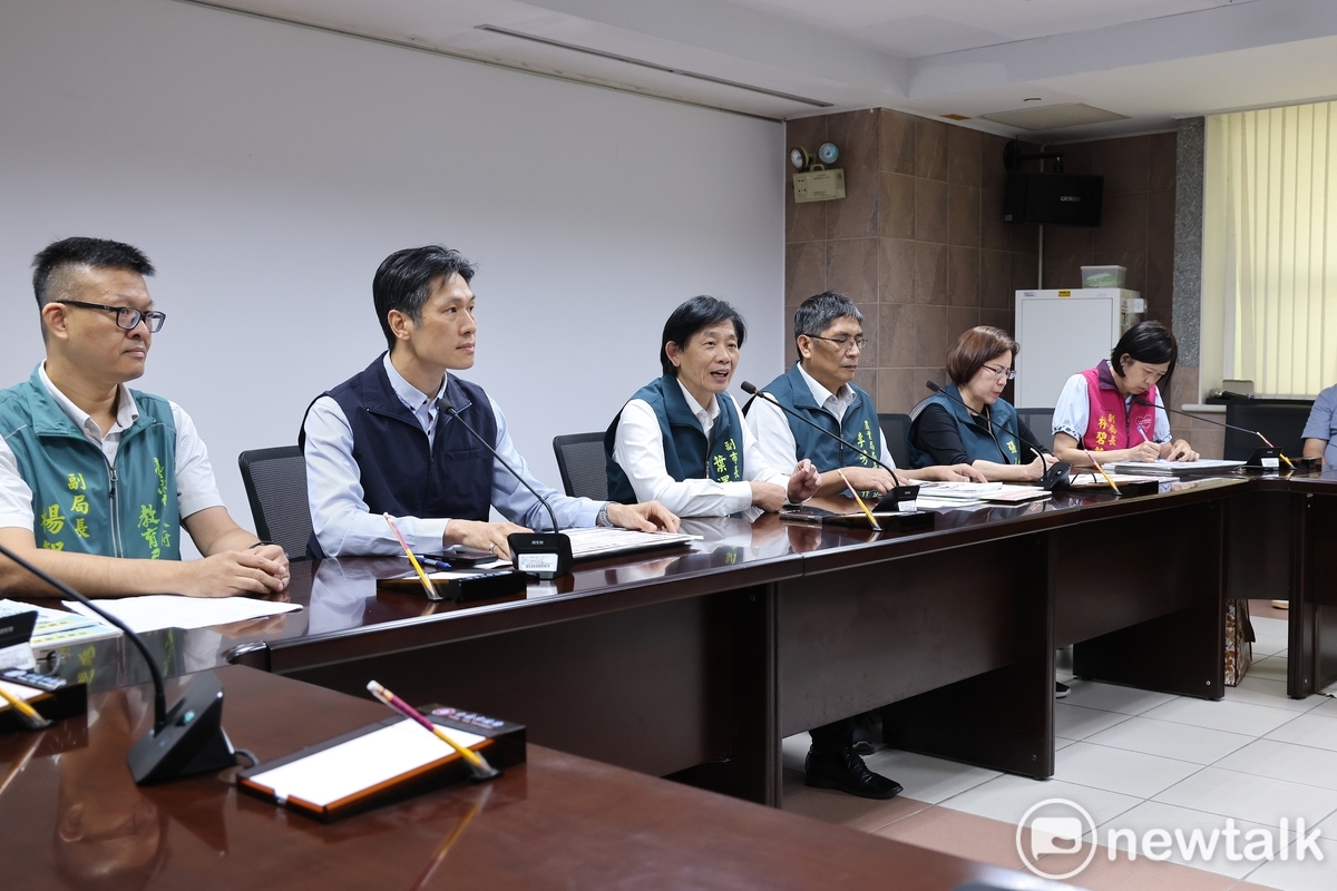 台南市副市長葉澤山率領市府團隊召開記者會，向市民說明目前防疫作為與執行情形，並強調相關措施持續緊密進行，請市民無須恐慌。 圖：黃博郎／攝