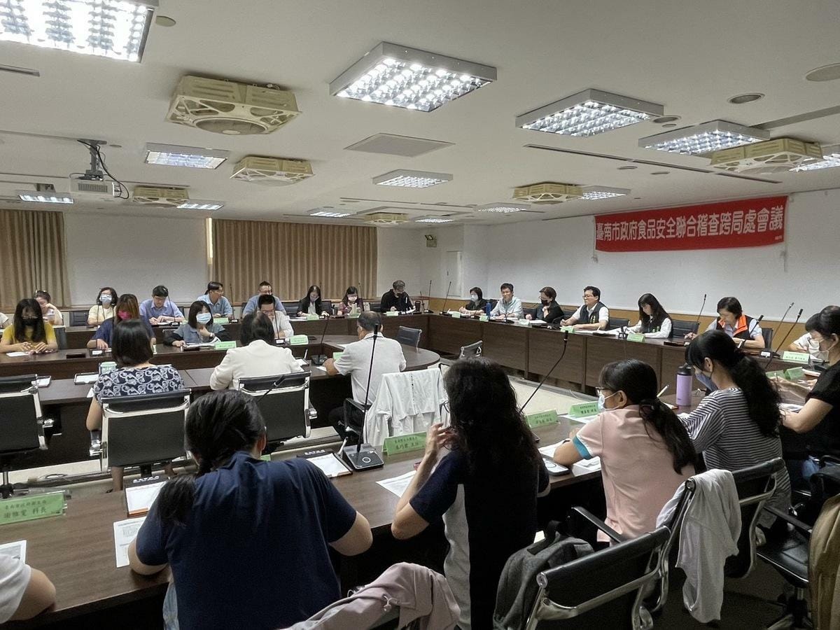 台南市政府今（27）日由副秘書長徐健麟主持召開食安會議，強化後市場及餐桌端管理。 圖；台南市政府提供