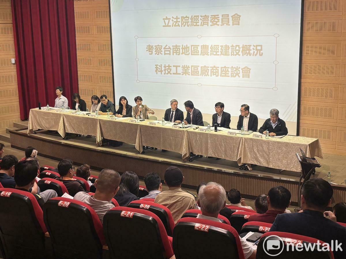 立法院經濟委員會今日邀集經濟部長龔明鑫與台南的產業座談，召集委員陳亭妃在會議結論時，要求除建立起政府單位與產業間的聯繫窗口平台外，也要求金屬工業研究發展中心的輔導團，要確切理解盤點台南的產業需求、提供實質協助，並列入績效當中。 圖：陳亭妃服務處/提供