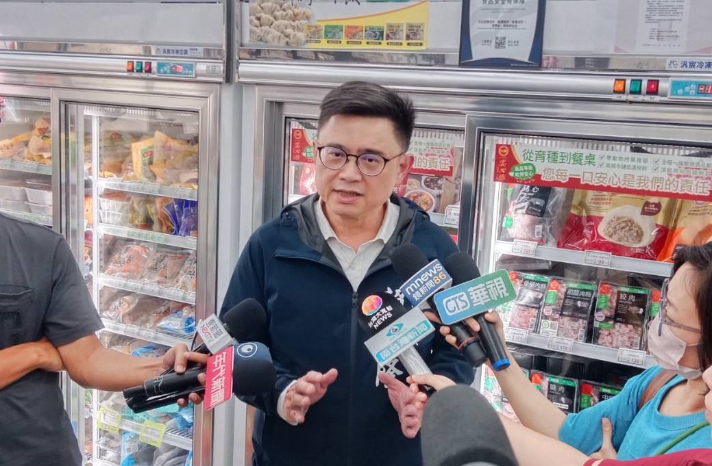 賴瑞隆抨擊盧秀燕處理非洲豬瘟疫情的消極作為，並直言盧秀燕一共欠豬農、國人、台糖3個道歉。 圖：孫家銘攝