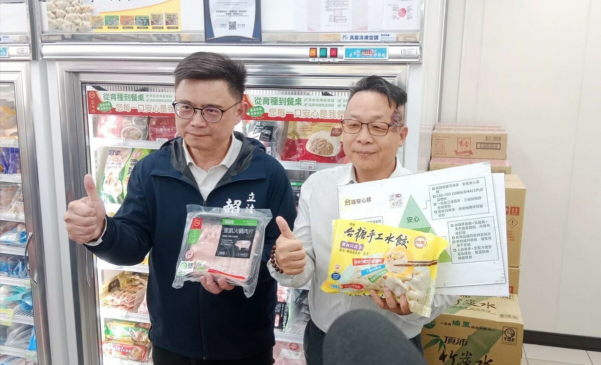 賴瑞隆(左)與台糖人員推介可安心食用的台糖冷凍豬肉。 圖：孫家銘攝