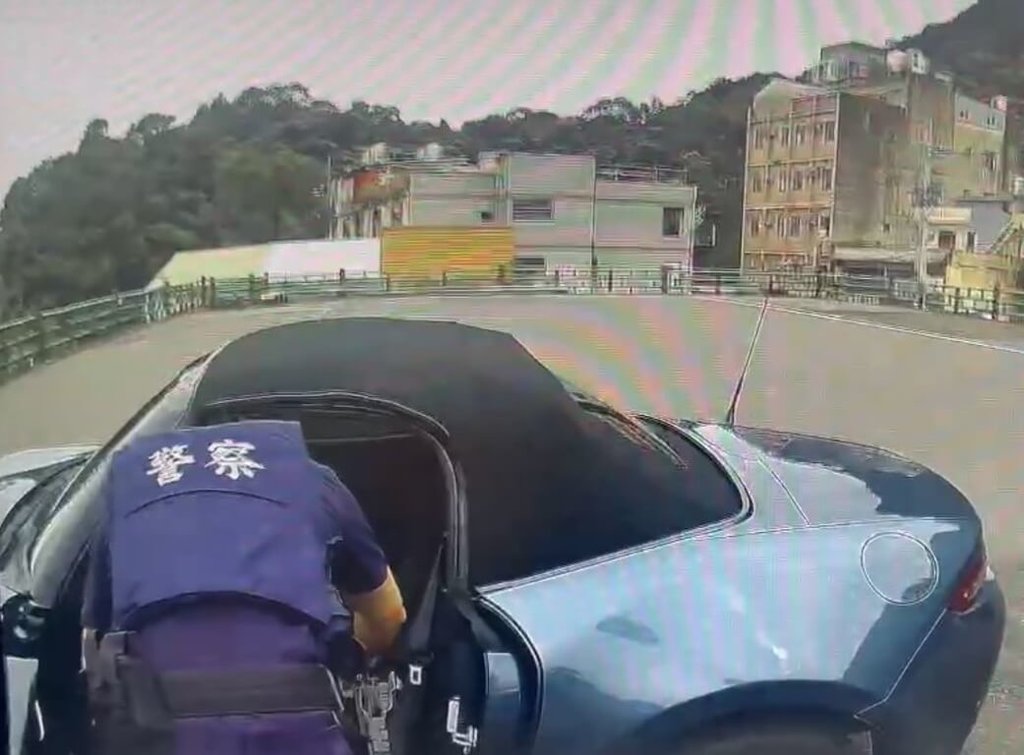 36歲吳姓男子27日駕駛母親名下雙門跑車，到新竹市東前街一間銀樓行搶後逃逸，休假中派出所長發現車輛，火速通報線上警網，在新竹縣北埔鄉五指山一間宮廟前成功攔查，當場逮捕吳男。（警方提供）中央社記者管瑞平傳真　114年10月27日