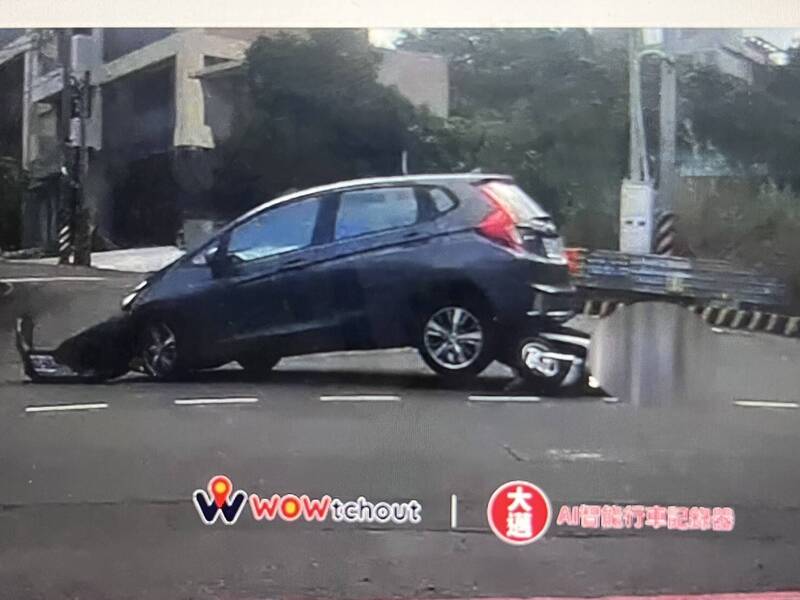 1輛轎車倒車撞上機車，75歲騎士慘遭拖行。 圖：翻攝自地圖型行車影像分享平台