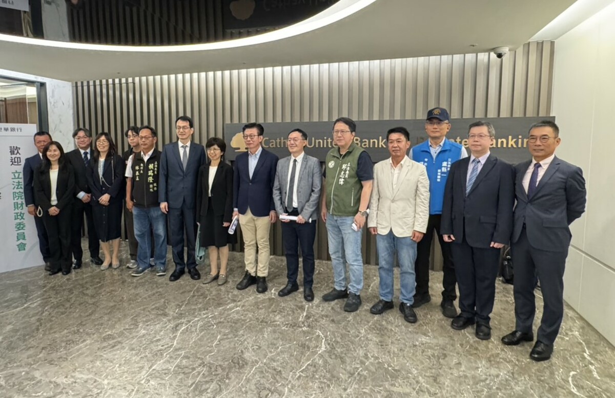 許智傑(前排右三)考察「亞洲資產管理中心」。 圖：許智傑辦公室/提供