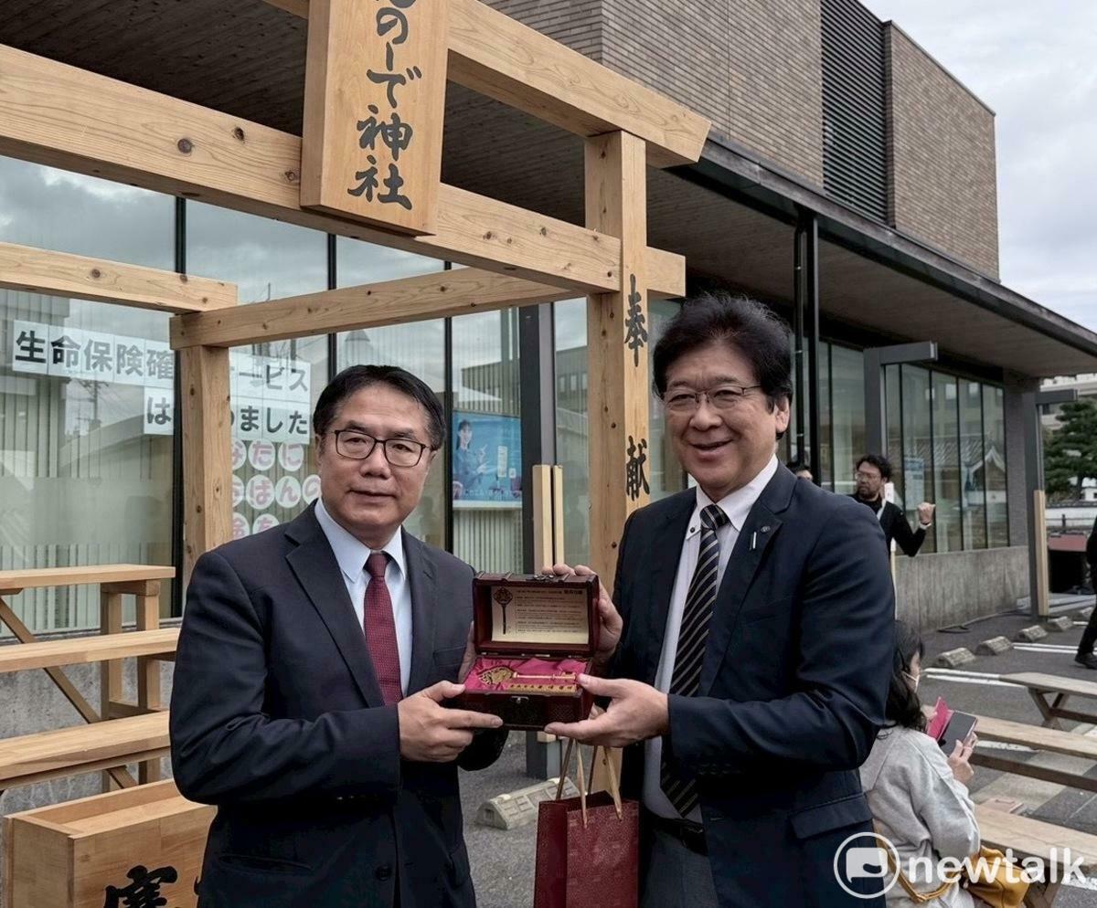 台南市長黃偉哲致贈市鑰給平戶市長黑田成彥。 圖：台南市政府提供