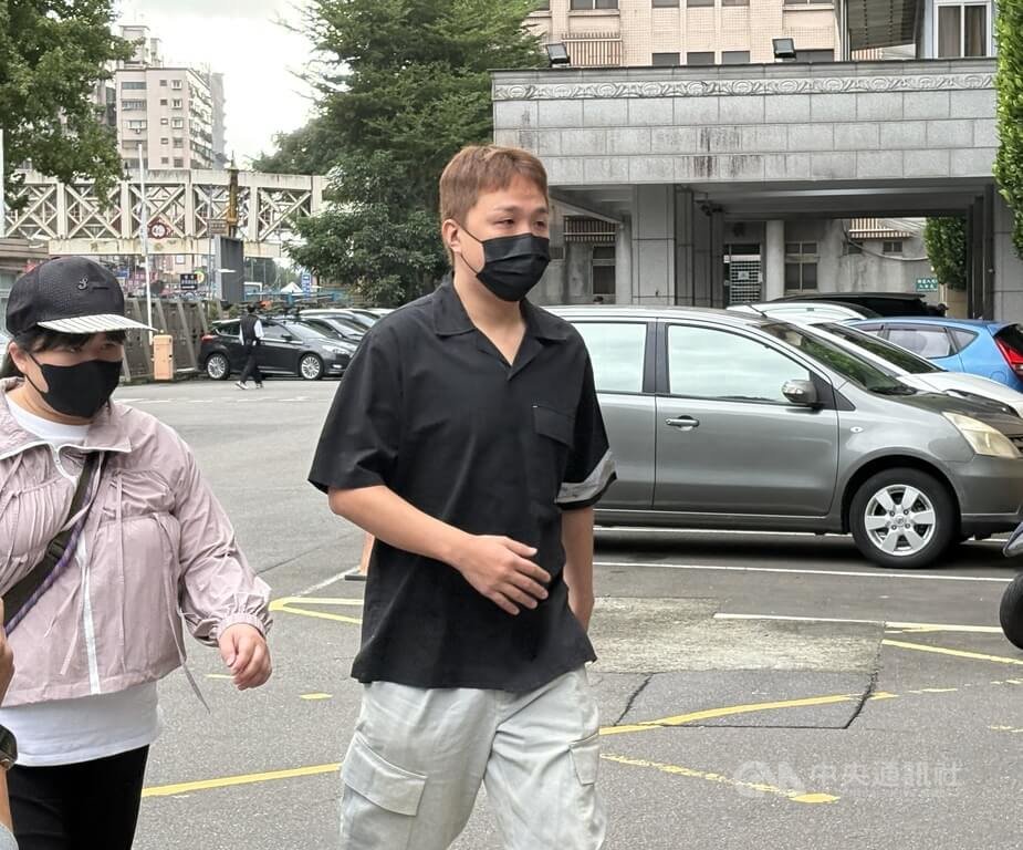 藝人王大陸閃兵案陸續查出多人涉案，新北地檢署6月偵結起訴。新北地方法院27日下午召開準備程序庭，傳喚藝人大根（右）。中央社記者曹亞沿攝　114年10月27日