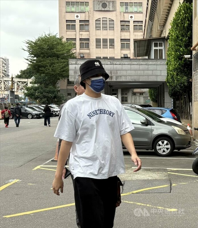 藝人王大陸閃兵案陸續查多人涉案，新北地檢署偵結起訴。新北地方法院27日開庭，陳零九等8藝人在庭上全認罪。圖為陳零九（前）開庭前步入法院。中央社記者曹亞沿攝　114年10月27日