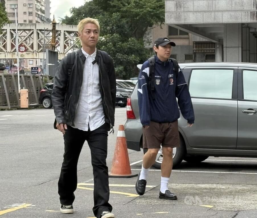 藝人王大陸閃兵案陸續查出多人涉案，新北地檢署6月偵結起訴。新北地方法院27日下午開庭，傳喚涉案藝人。圖為模特兒陳信維（左）現身法院。中央社記者曹亞沿攝　114年10月27日
