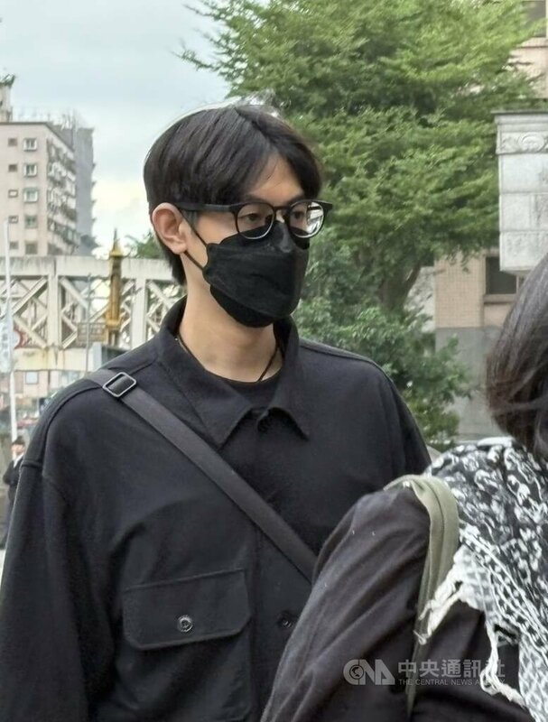 藝人王大陸閃兵案陸續查多人涉案，新北地檢署6月偵結起訴。新北地方法院27日開庭傳喚涉案藝人。圖為前男團SpeXial成員Teddy（陳向熙）步入法院。中央社記者曹亞沿攝　114年10月27日