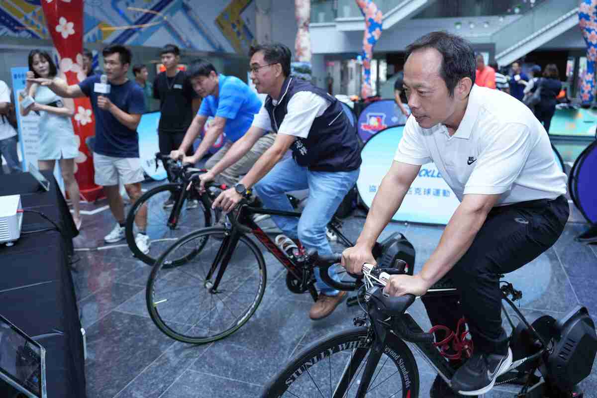 運動局長游志祥與來賓們一同身體力行，展現運動成果。 圖：台中市政府/提供