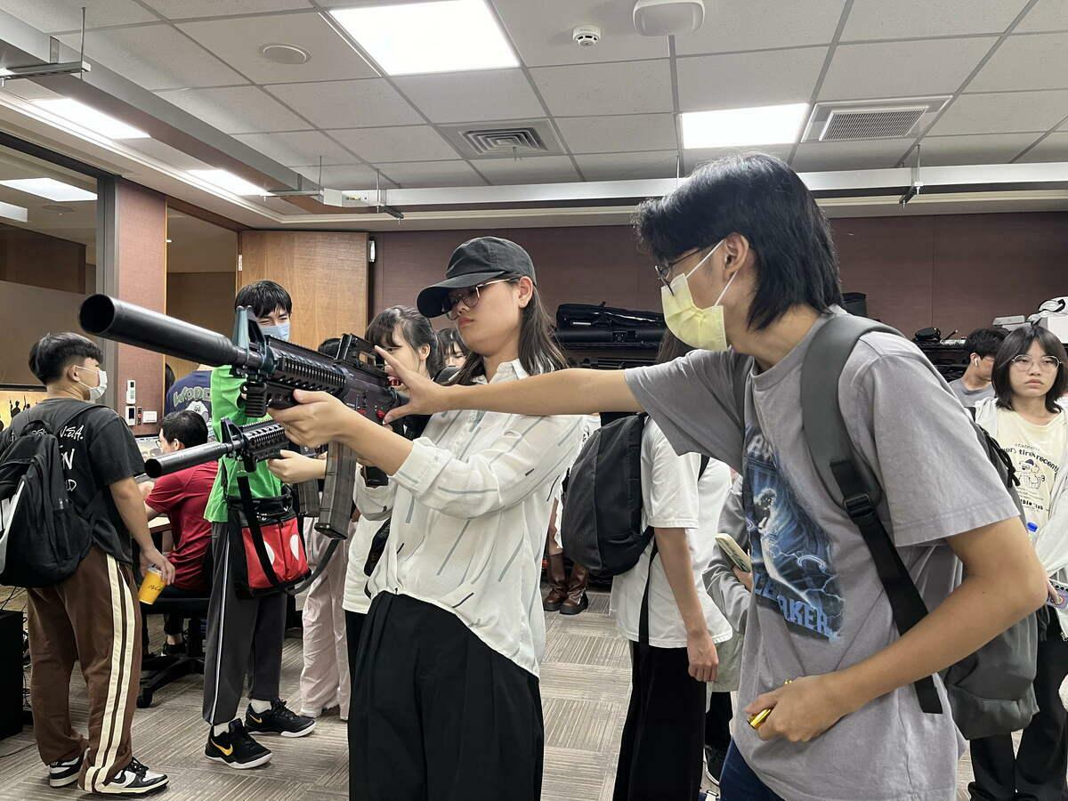 學生體驗由允和科技攜手國內外軍事與學術單位共同打造的VR軍事訓練方案，內容包含標靶射擊、AI敵人對戰、搶救人質等互動體驗。 圖：高雄市青年局/提供