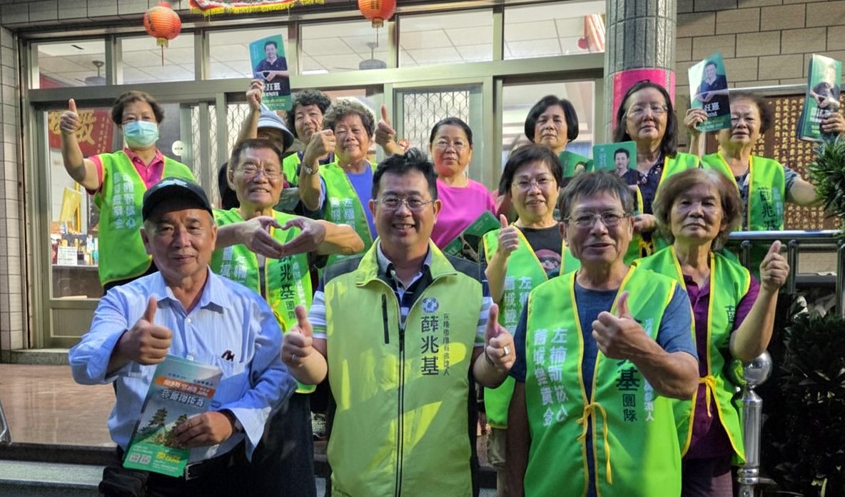 薛兆基(前排中)強調，高齡社會不應被視為負擔，而是世代共榮的新契機。 圖：薛兆基/提供