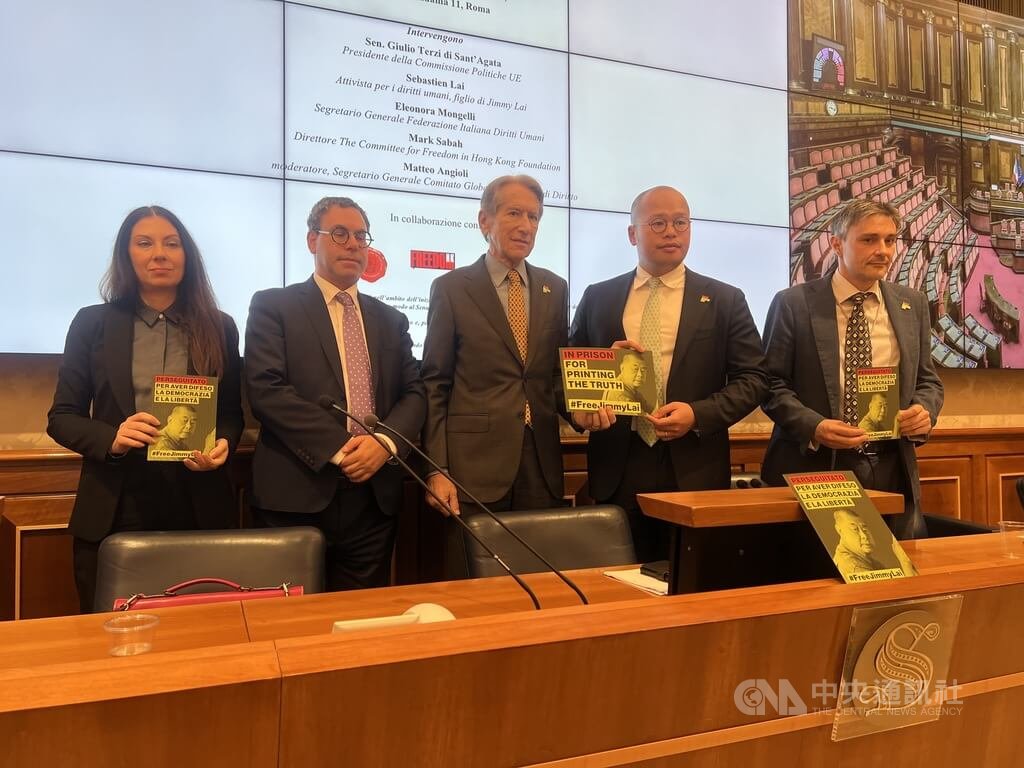 義大利參議員特爾吉（中）27日邀請香港媒體大亨黎智英之子黎崇恩在參議院內舉行記者會，呼籲中國政府釋放黎智英。中央社記者黃雅詩羅馬攝　114年10月28日