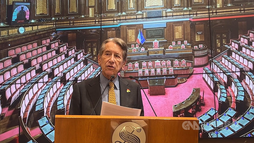 義大利參議員特爾吉27日在記者會上致詞，呼籲中國釋放香港媒體大亨黎智英。中央社記者黃雅詩羅馬攝　114年10月28日