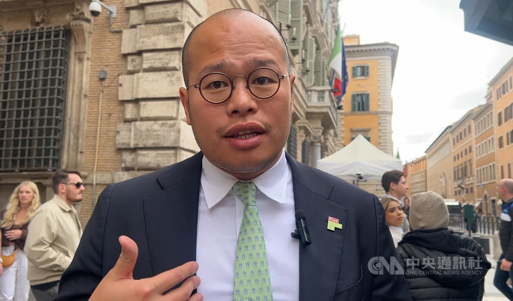香港媒體大亨黎智英之子黎崇恩27日出席在義大利參議院舉行的聲援記者會後，接受中央社專訪表示，他擔憂黎智英身體狀況差，期盼川習會成為黎智英獲釋契機。中央社記者黃雅詩羅馬攝　114年10月28日