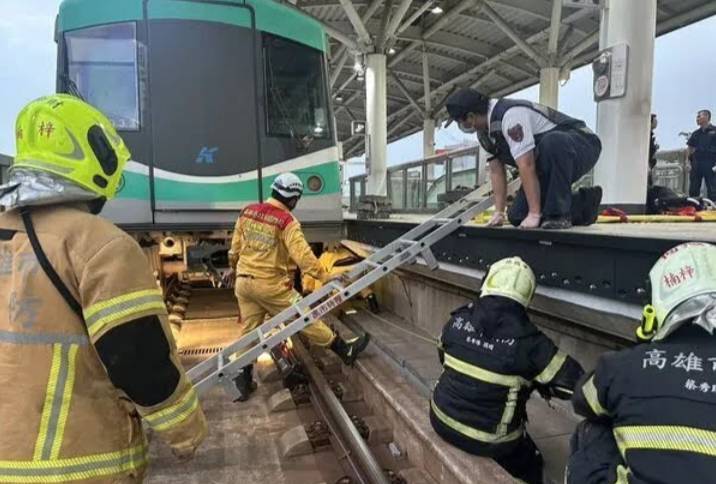 高捷楠梓區都會公園站發生落軌事故，一名女高中生救出後已無生命跡象。 圖：民眾提供