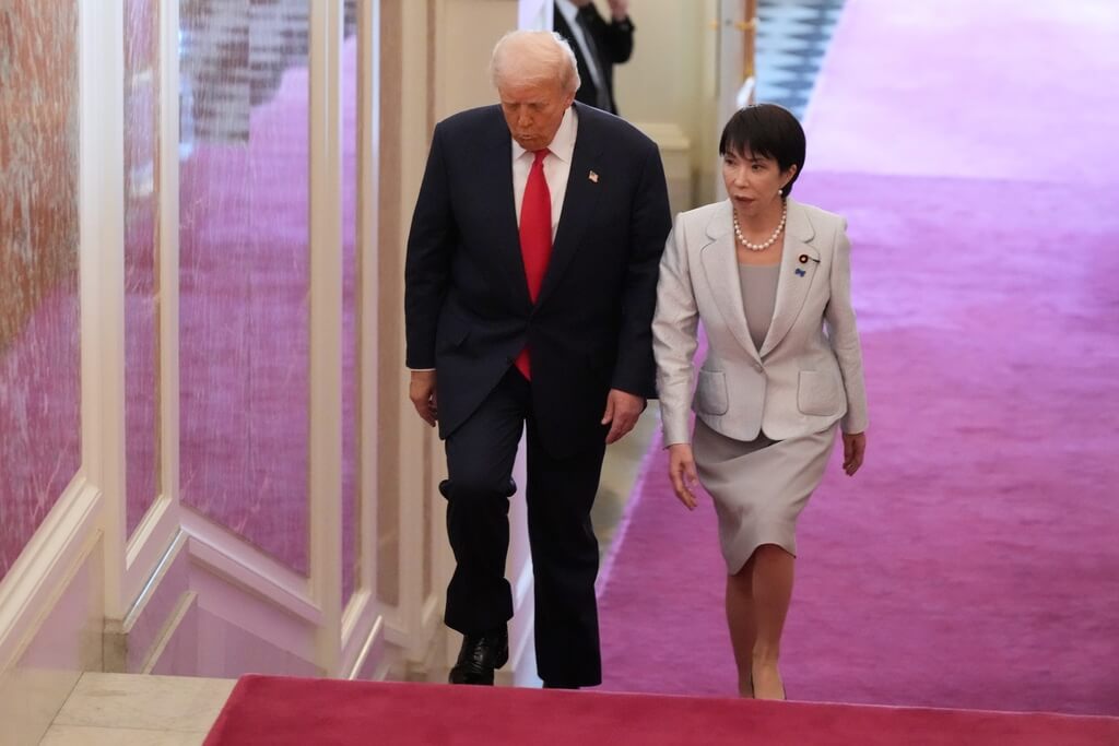 美國總統川普（左）與日本首相高市早苗（右）28日在東京召開日美領袖會談。消息人士披露，兩人預計簽署確保包含稀土在內的重要礦物相關共同文件。 圖：美聯社