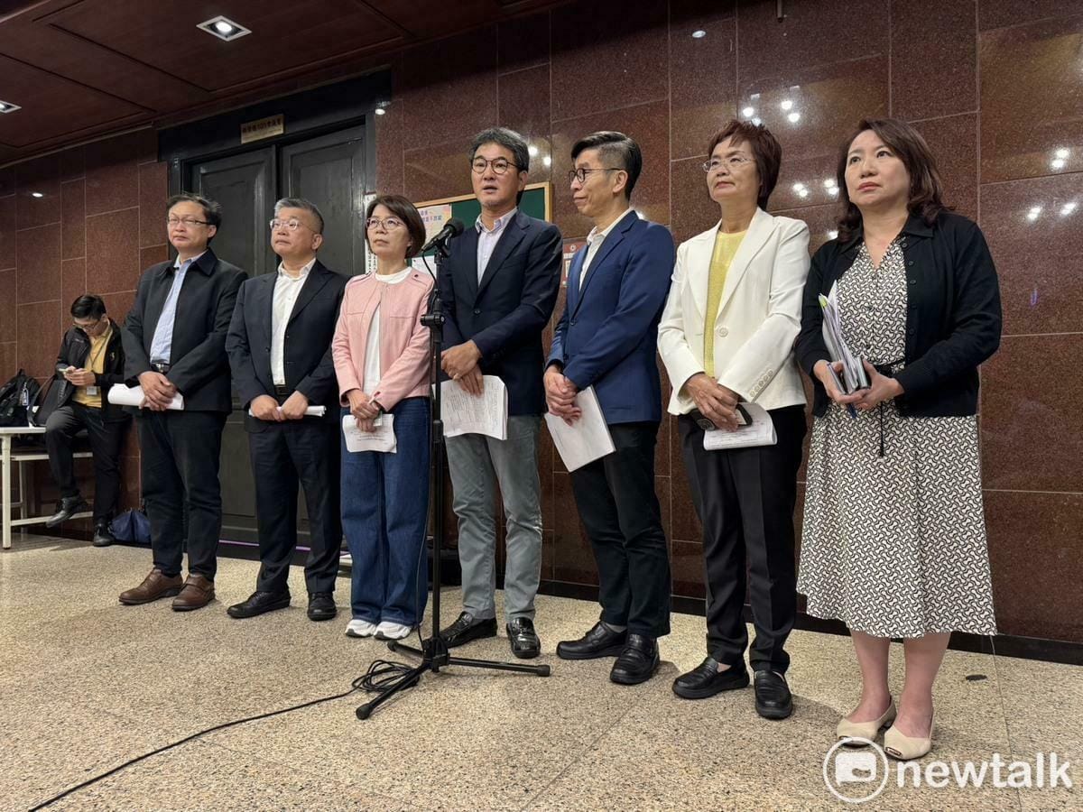 中華民國養豬協會今日拜會民進黨立法院黨團，訴求中央儘速推出補貼配套。綠委劉建國強調，防疫要緊、也要讓豬農活下去。 圖：金大鈞／攝
