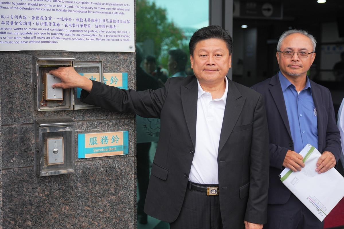 國民黨立委傅崐萁在律師陪同下赴花蓮地檢署按鈴提告。 圖：傅崐萁辦公室/提供