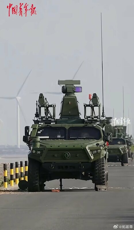 解放軍於東風猛士6×6全地形車輛上的新型短程防空（SHORAD）系統曝光。捨棄槍彈混合概念，改採專用雙導彈發射器。 圖：翻攝「X」@jesusfroman