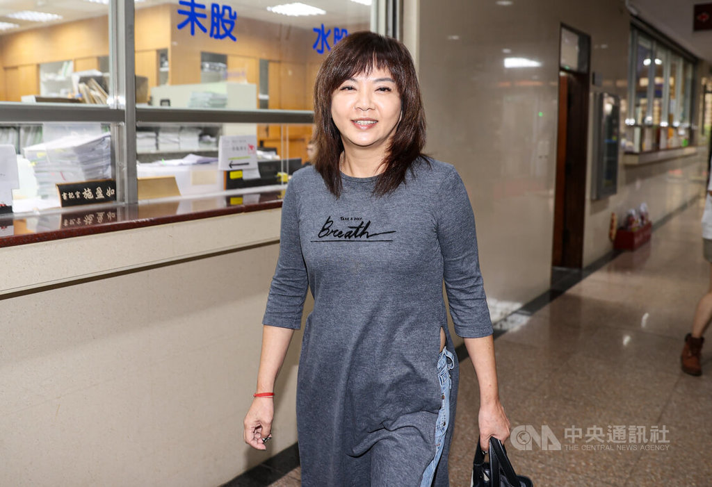 台北地方法院審理京華城及柯文哲政治獻金案，28日以證人身分傳喚尼奧、時樂公司負責人戴利玲（圖）出庭，戴利玲應訊後離開北院。中央社記者鄭清元攝　114年10月28日