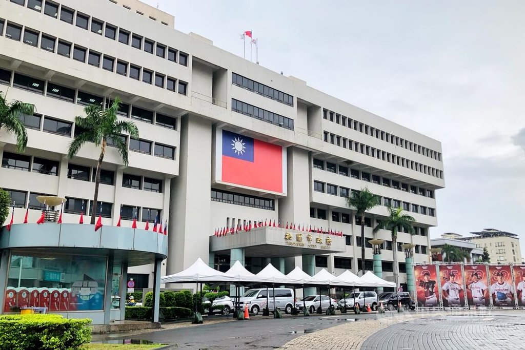 桃園市政府經濟發展局某科長涉嫌收取廠商賄款，經桃園地方檢察署調查後，28日凌晨以新台幣10萬元交保，另有經發局退休秦姓聘用助理和蕭姓、吳姓2業者罪嫌重大且有串證之虞，檢方已向法院聲請羈押禁見。中央社記者吳睿騏桃園攝　114年10月28日
