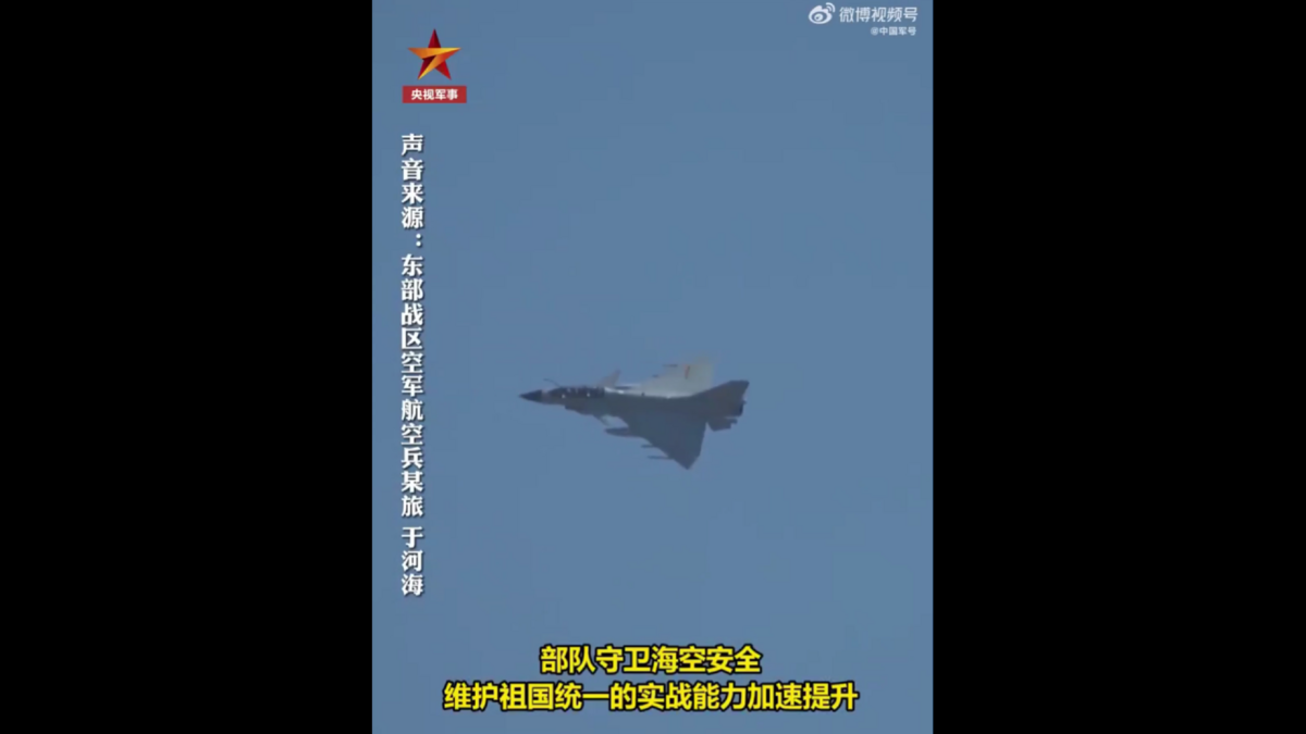 解放軍下屬社群媒體 27 日發布影片顯示，多架轟-6K 轟炸機與殲-10 戰鬥機近期在台灣附近空域進行「實戰化訓練」，演練內容包括「重點區域預警、空中封鎖和精確打擊」。 圖:翻攝自影片