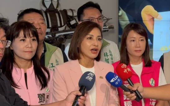 邱議瑩(中)坦承掌摑羅智強確有失當，但強調是因推動再生醫療法最後一刻遭阻撓才會犯錯。 圖：邱議瑩競選總部/提供