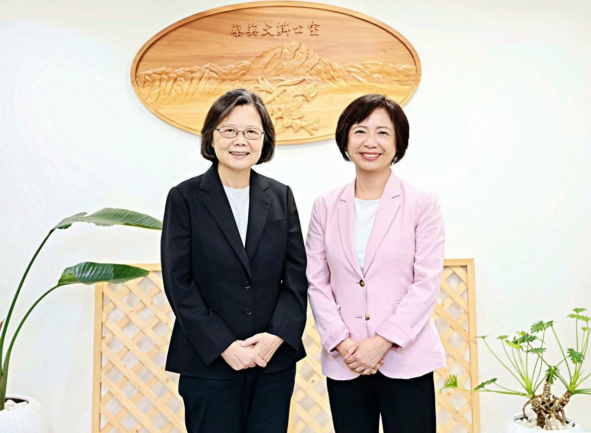 何欣純向前總統蔡英文請益。 圖：何欣純服務處／提供