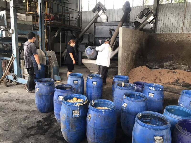 萬丹鄉某畜牧場今日強闖焚化廠，傾倒外縣市廚餘。 圖：環保局／提供