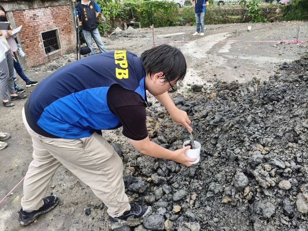 高雄市大寮區山仔頂段農地遭傾倒建築事業廢棄物，高雄地檢署指揮警方組成專案小組偵辦，並會同高雄市政府環境保護局及財政部高雄國稅局辦理聯合稽查。（高雄地檢署提供）中央社記者張已亷傳真　114年10月28日